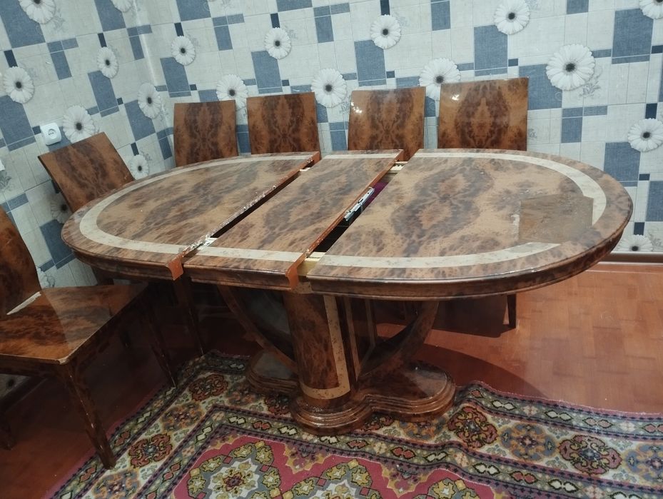 Стол со  стулями.