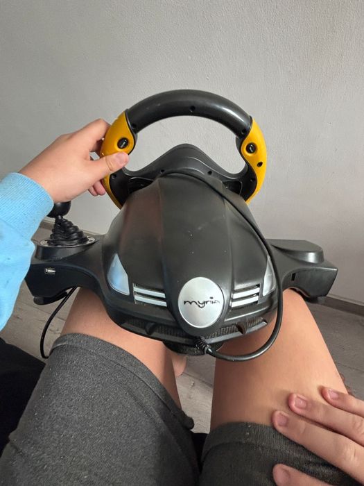 Vând volan gaming urgent