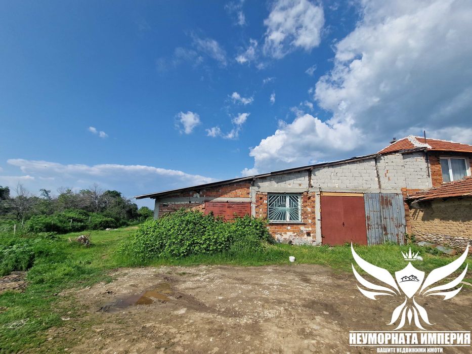 Селскостопанска сграда, обор, склад 530кв. и земя 3700кв. с.Тополово