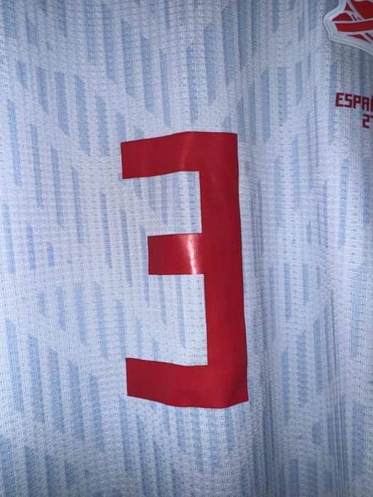 Tricou purtat de Gerard Pique la nationala spaniei