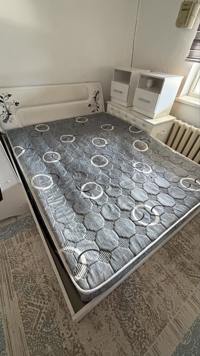 Спальная кровать,2тумбочки,туалетная столик