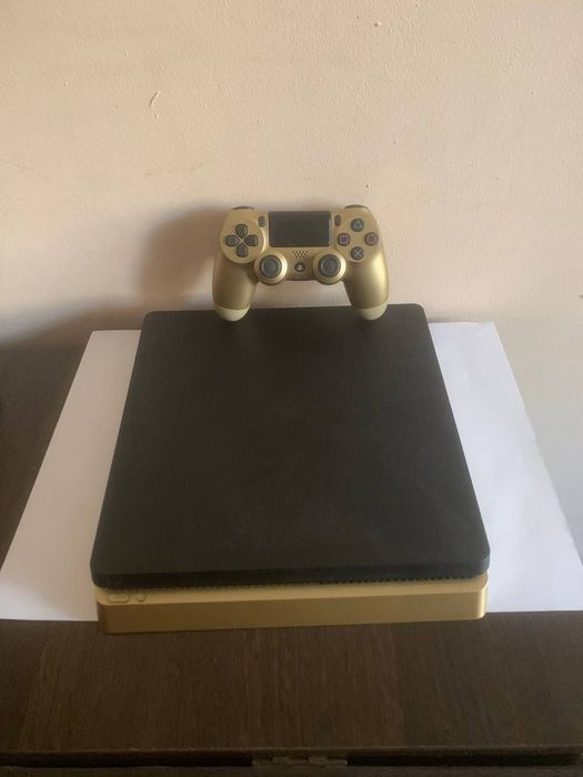 PlayStation 4 черный и золотой