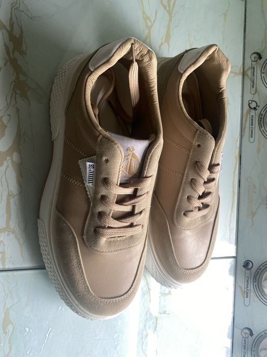 аяқ киім сатылады