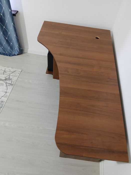 Продам стол и шкаф-стеллаж