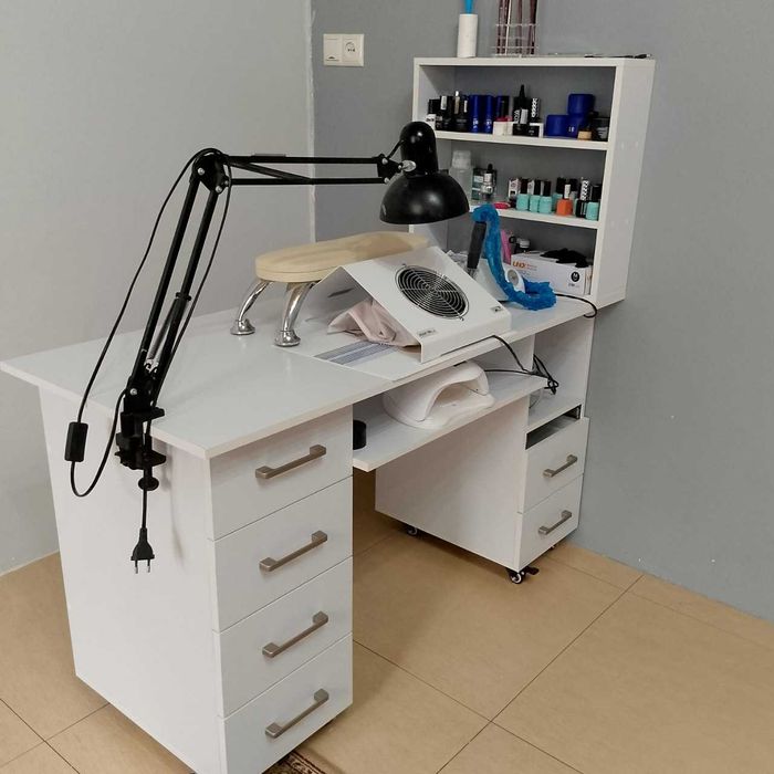 маникюрный столик