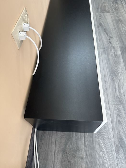 Шкаф бял Гланц черен мат