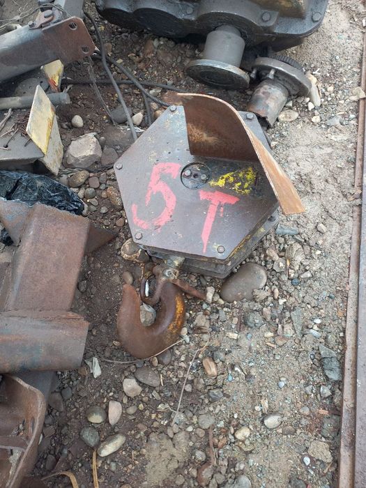 Юк кутаргич 5 т соз холатда 2та бор фаргонада турибди