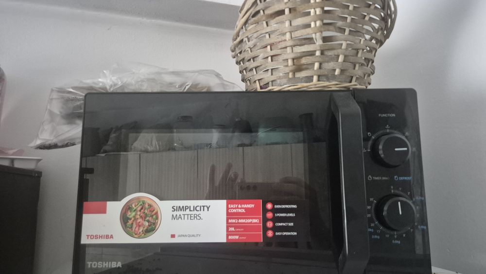 Cuptor cu microunde Toshiba MW2-MM20PBK, 20 l, 800 W, Control mecanic, Iluminare LED, Negru
