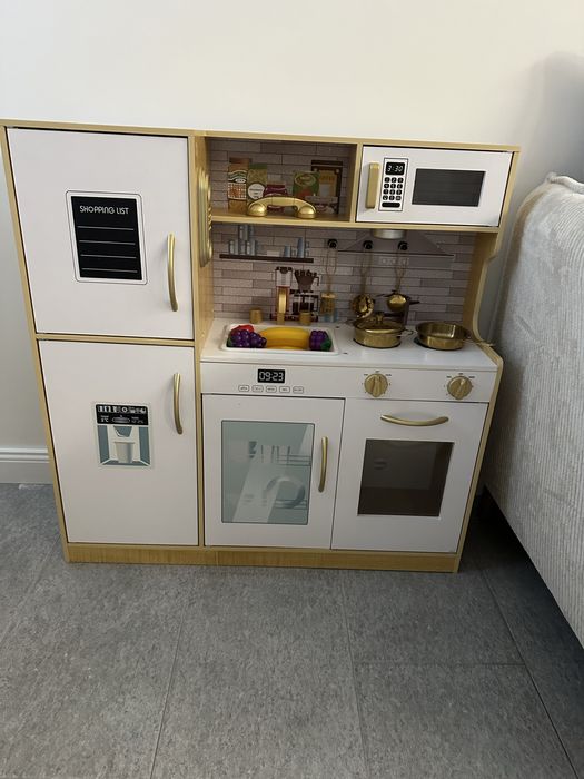 Детска дървена кухня бяло и златно