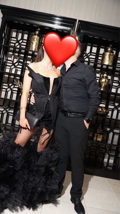 Абитуриетска черна рокля с пеперуда с камъни и пера