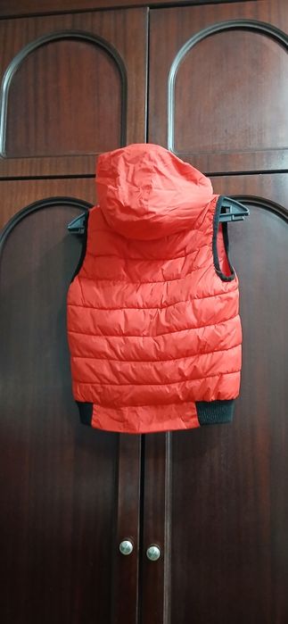 Продам безрукавки весенние3-5 лет