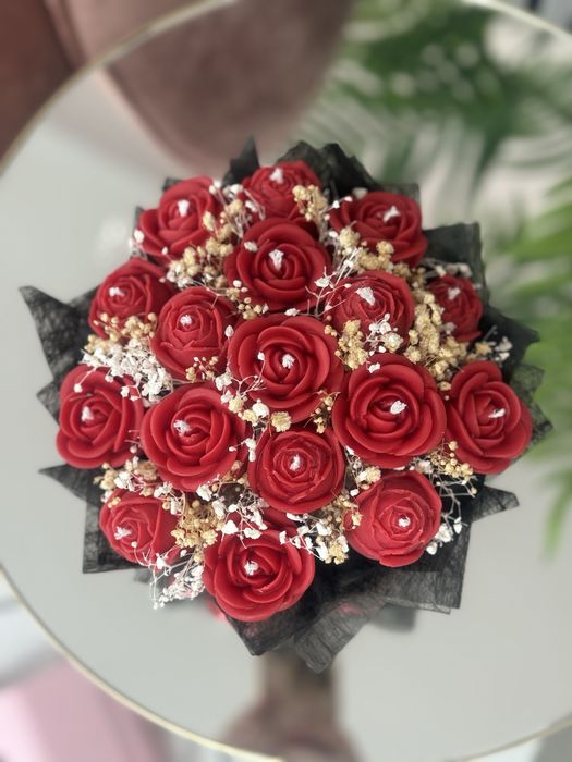 Букети и подаръци свещ под форма на цветя и мечета