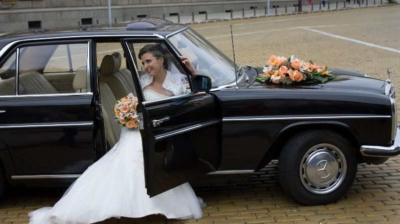Ретро кола автомобил под наем за сватби