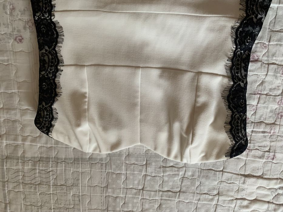 Рокля - мини , стилна и елегантна, с дантела отстрани