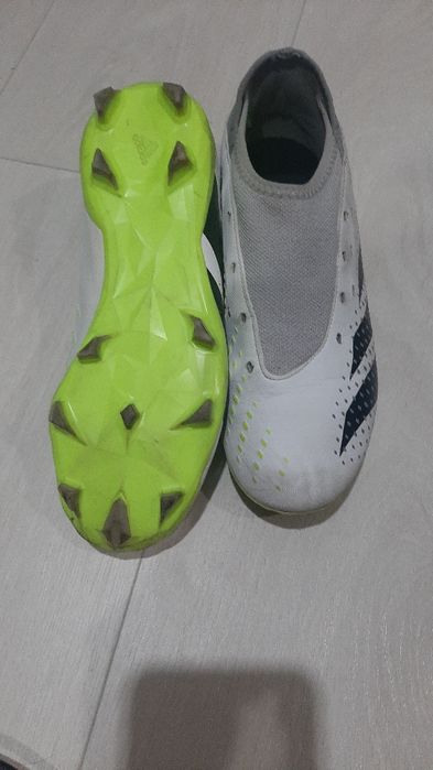 Бутсы адидас продает