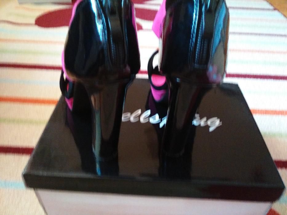 Велурени обувки на висок ток