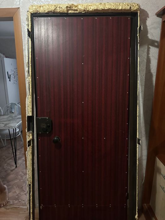 Входная железный дверь