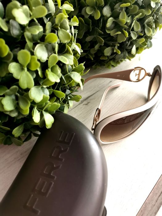 Оригинални слънчеви очила на Ferre