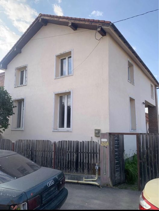 Inchiriez casa 5 camere / curte/ cristian