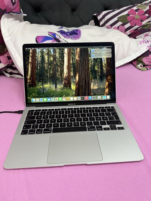 Vând MacBook Air 13” Retina (model 2020) nu tine bateria