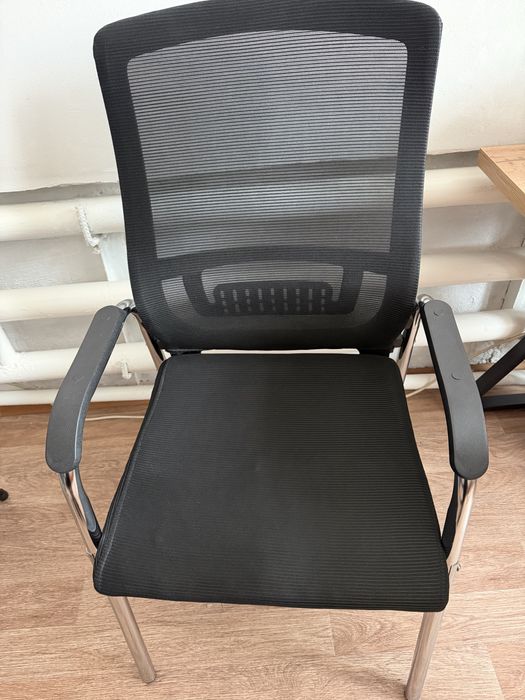 Стул с подлокотниками