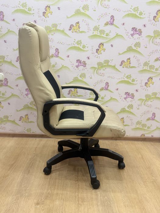 Офисное мягкое кресло