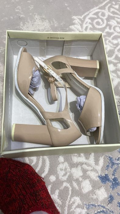 Продам женские босоножки