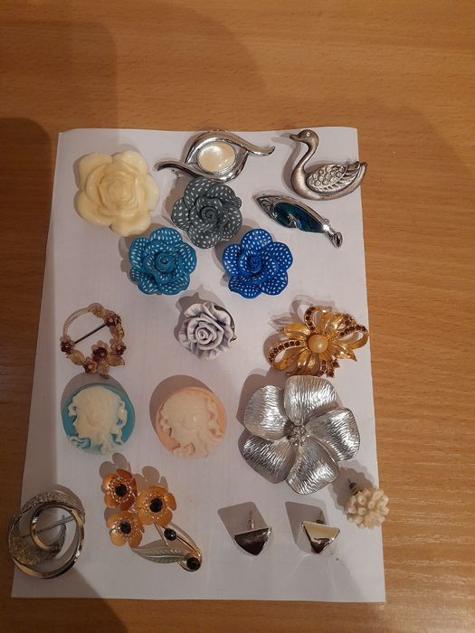 Обици,брошки.плакат на Азиз