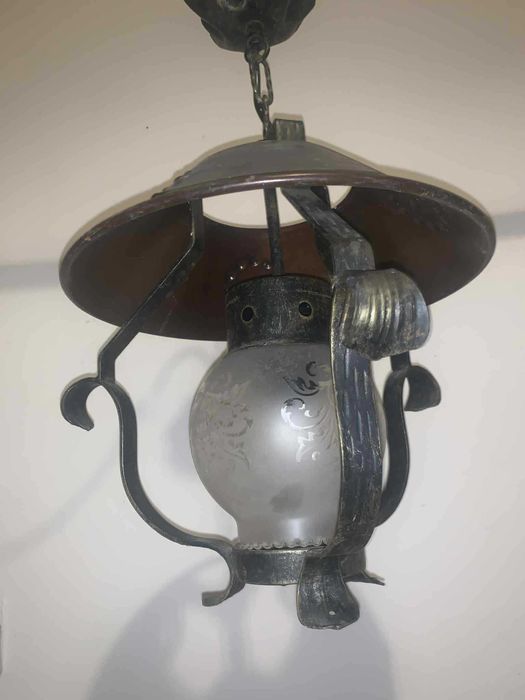 Aplica tavan din fier forjat si adajur de sticla cu ornament de cupru