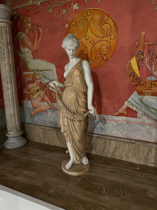 Статуя мраморная с колоннами