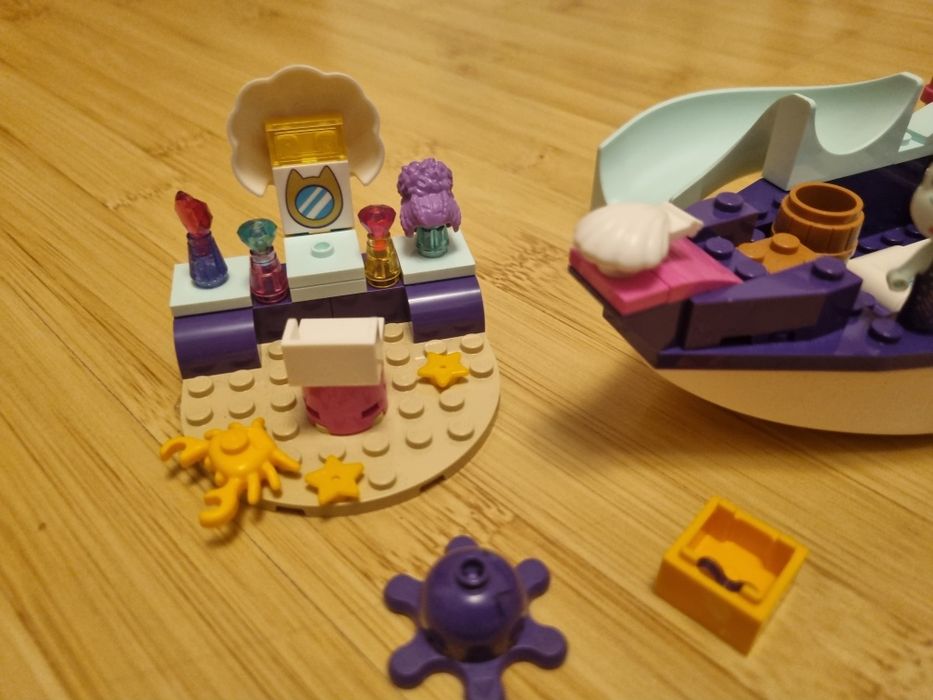 Lego Gabby Dollhouse - Barca de spa a lui Gabby si Pisirena