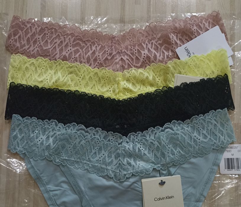 Бикини и стринги от Calvin Klein