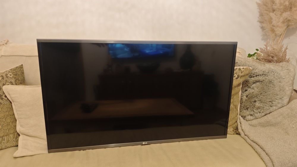 Телевизор LG 40LF630V със стойка за стена