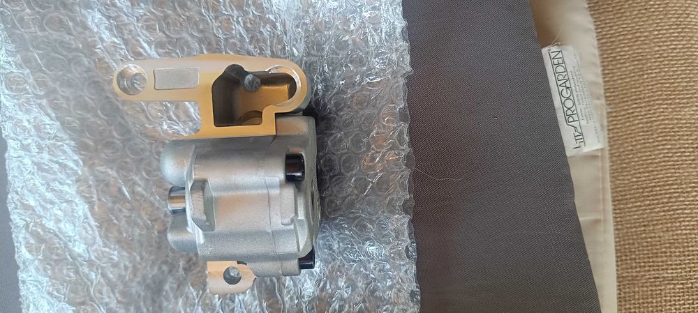 Продавам маслена помпа и долна лагерна помпа за пасат цц 2008г 2.0 тди