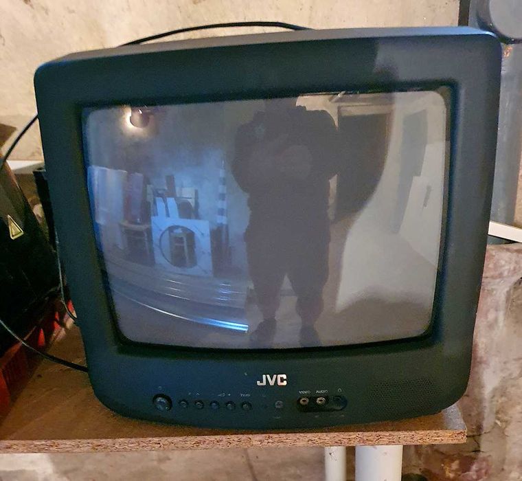 Два телевизора JVC в работещо състояние и с дистанционни