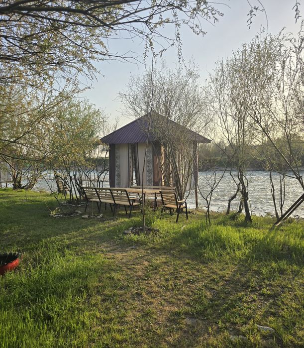 Oстров на берегу реки tапчаны. Рыбалка на реке и озера.