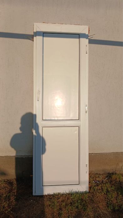 продам пластиковый дверь
