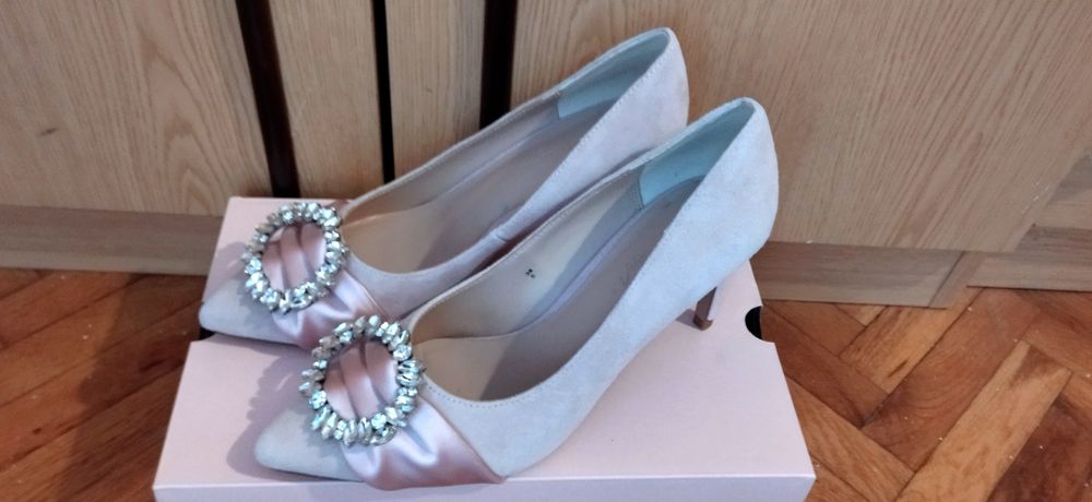 Обувките са нови с номер 38. Закупени са от Англия.