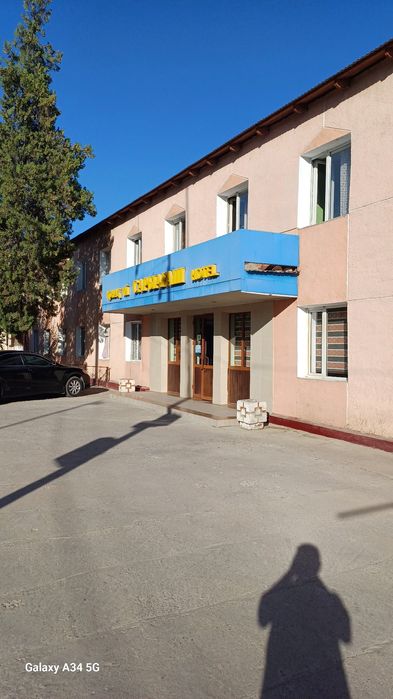 Сарыагаш қаласы орталық алаңда орналасқан қонақ үиі сатылады.