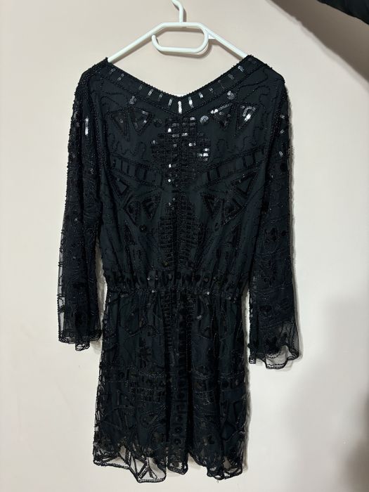 Изискана Черна Рокля с Бляскави Декорации