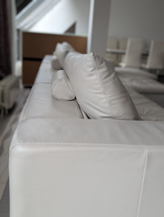 Бял диван с мека естествена кожа