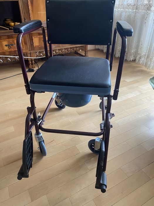 Vand scaun cu rotile si wc