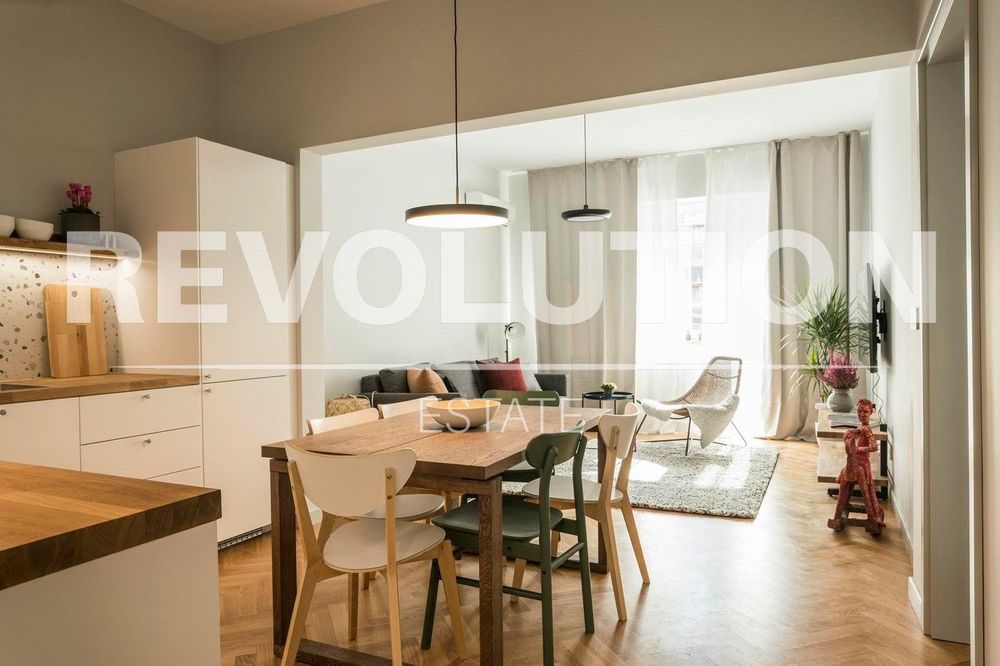 Тристаен апартамент в Центъра на София до НДК.