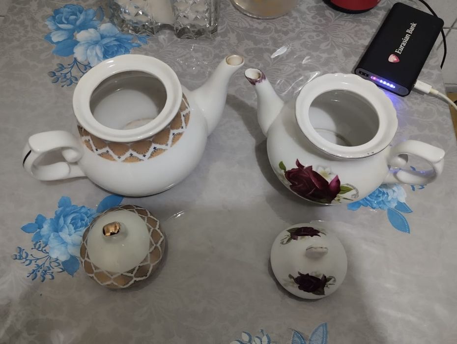 Фарфоровые чайники, супница без крышки