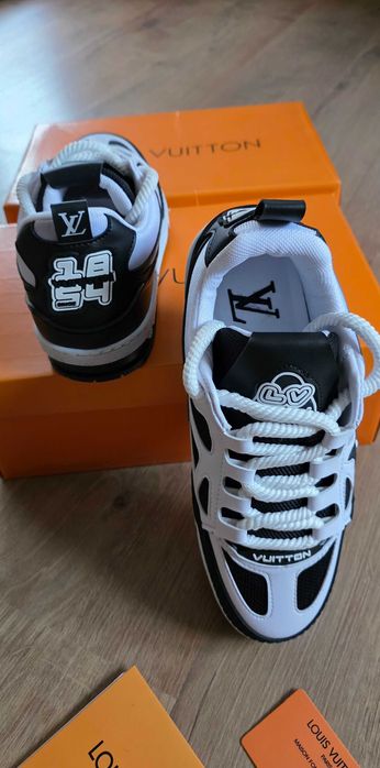 Мъжки сникърси цветове черно и бяло Louis Vuitton