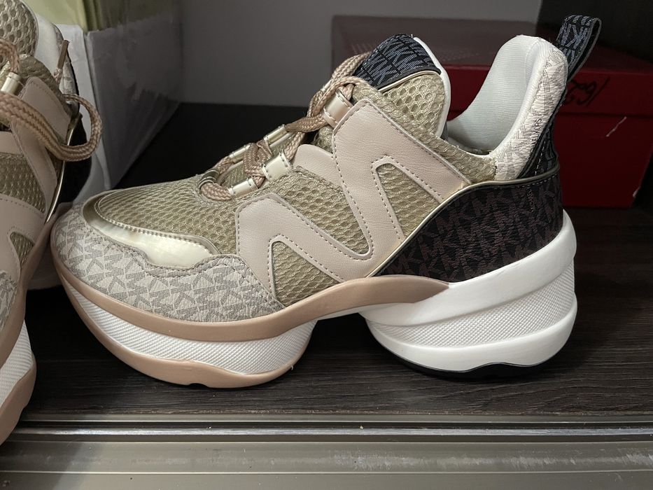 Кроссовки новые