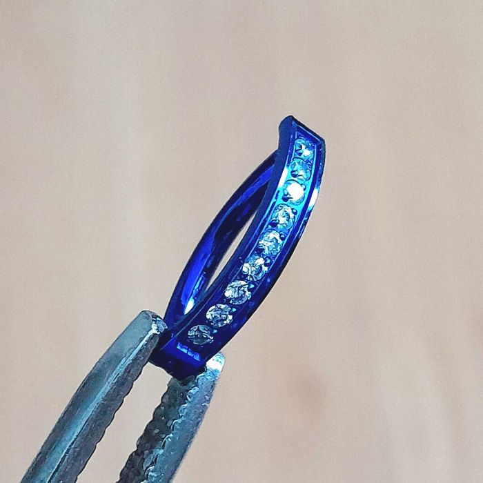 PIERCING CLICKER de titaniu albastru cu zirconiu cubic