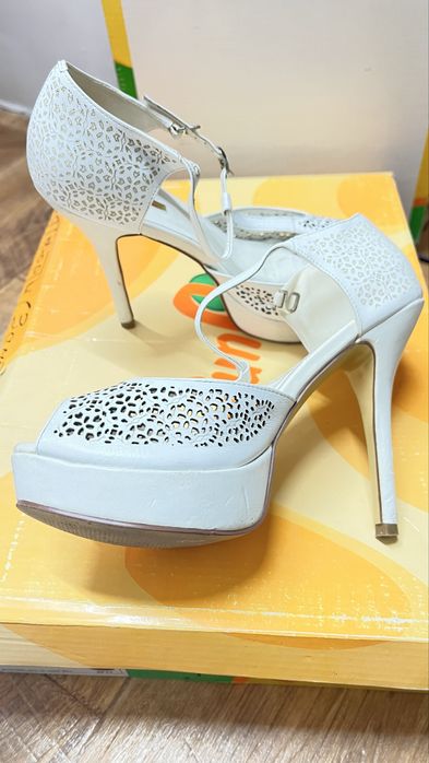 Туфли кожаные,белые