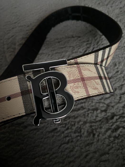 Curea Burberry model frumos