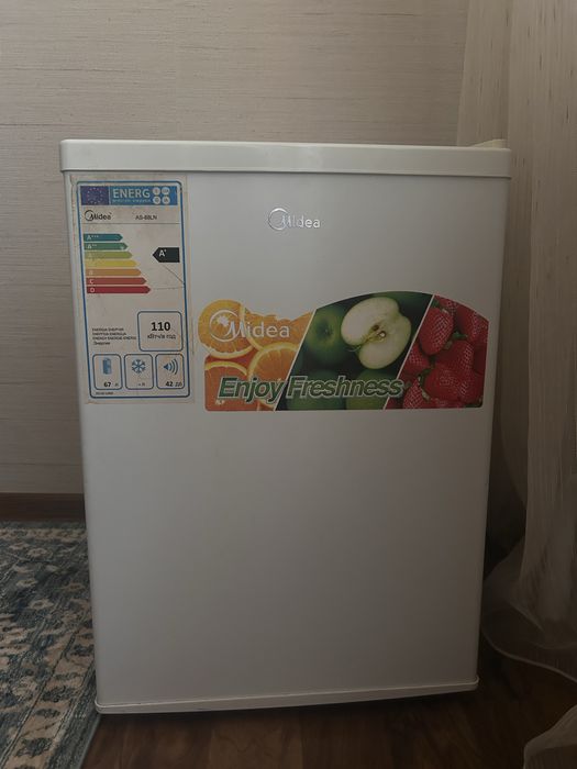 Мини-холодильник Midea 67 л в хорошем состоянии
